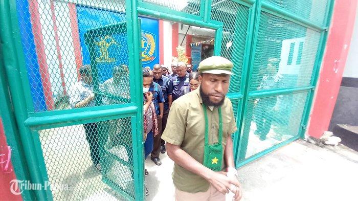 Juru Bicara Internasional Komite Nasional Papua Barat, Victor Yeimo resmi bebas dari Lembaga Pemasyarakatan (Lapas) Abepura, di Kota Jayapura, Sabtu (23/9/2023) pukul 11.16 WIT.