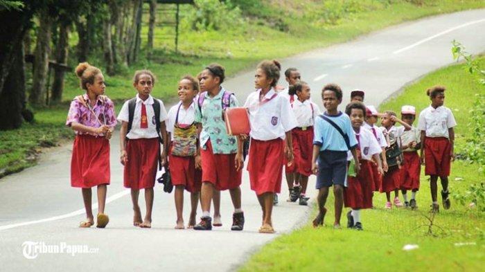 ILUSTRASI - Siswa Sekolah Dasar saat pulang sekolah di Distrik Genyem Kabupaten Jayapura belum lama ini.