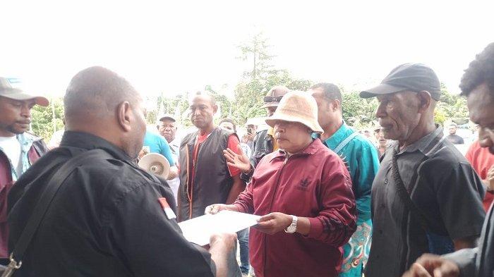 Koalisi Masyarakat Sarmi Bersatu melakukan aksi demo damai menolak Ketua Gerindra Papua, Yanni maju sebagai Calon Bupati Sarmi 2004-2029.