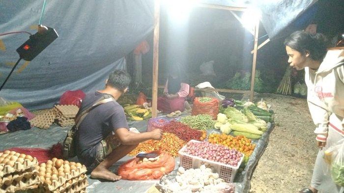 Tampak pedagang yang berjualan di badan jalan Pasar Youtefa Abepura.
