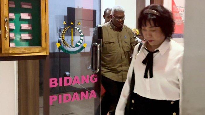 Plt Bupati Mimika, Johannes Rettob (tengah), usai menjalani proses pemeriksaan di Kejati Papua terkait kasus dugaan korupsi pengadaan pesawat dan helikopter.