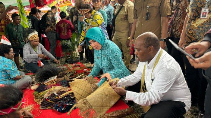Dalam upaya memberdayakan masyarakat dan meningkatkan kesejahteraan di Papua, Ketua Umum Tim Penggerak Pemberdayaan Kesejahteraan Keluarga (TP-PKK) Pusat Ny Tri Tito Karnavian, dan Pj Gubernur Provinsi Papua Tengah Ribka Haluk melakukan kunjungan kerja ke Distrik Kwamki Narama, Kabupaten Mimika.