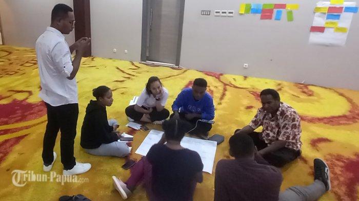 Para peserta pelatihan Policy Bootcamp saat melakukan diskusi. Wahana Visi Indonesia (WVI) berharap dalam kegiatan tersebut, peserta dapat menjadi motor penggerak untuk kemajuan kampung.