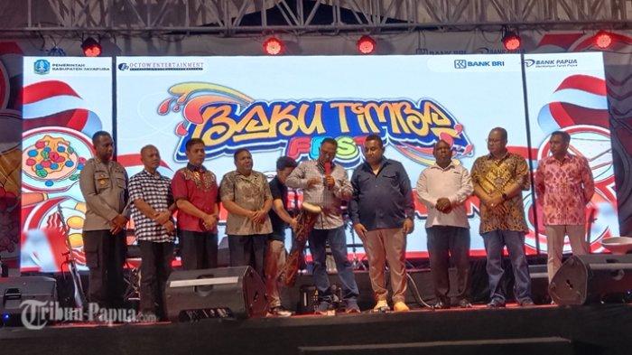 Penjabat Bupati Jayapura, Triwarno Purnomo didampingi Sekda, Hana Hikoyabi dan sejumlah forkopimda saat membuka acara Baku Timba Fest di halaman kantor Bupati Jayapura, Jumat (25/8/2023) malam.