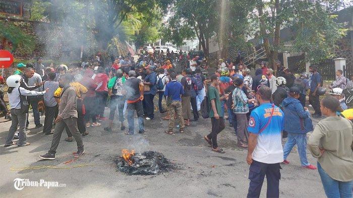 Masyarakat asli Port Numbay lakukan pemalangan jalan masuk depan dan belakan Kator WaliKota Jayapura, Kamis, (27/6/2024).