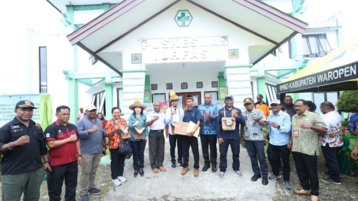 Pj Gubernur Papua Ridwan Rumasukun foto bersama usai penyerahan bantuan kepada  masyarakat Kabupaten Waropen, Kamis (27/62024)