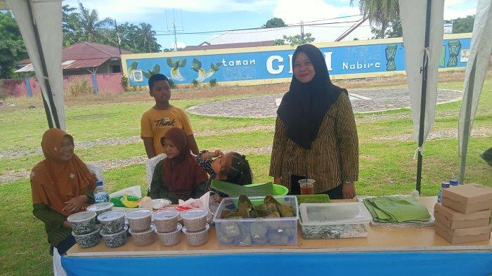 Sri, pelaku UMKM yang menyediakan masakan khas jawa di Safari Ramadhan BUMN 2024 Nabire