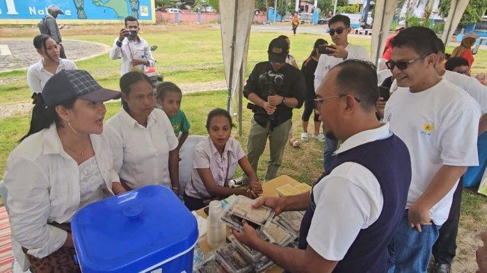 General Manager PLN UIW Papua dan Papua Barat, Budiono saat mengunjungi satu dari stan UMKM di kegiatan Safari Ramadhan BUMN 2024 di Taman Gizi, Nabire, Papua Tengah.