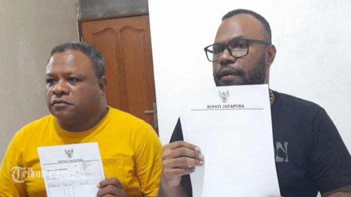 Tampak Ketua Bawas, Nelson Yosua Ondi yang didampingi anggota Bawas, Joop Suebu dalam jumpa pers dan menunjukan sejumlah bukti yang mereka temukan selama melaksanakan sidak ke Perusda Baniyau kepada awak media di Sentani.