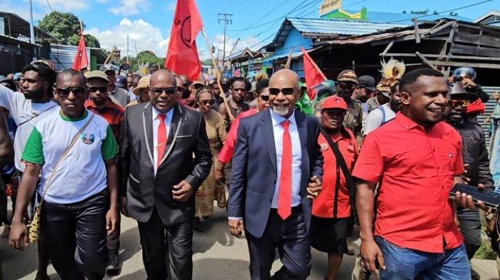 Pasangan bakal calon Gubernur dan  Wagub Papua Tengah, Meki Nawipa-Deinas Geley (MEGE), saat diantar oleh ribuan massa untuk mendaftar di KPU Papua Tengah, Jl Drs. A, Gobay, Nabire.