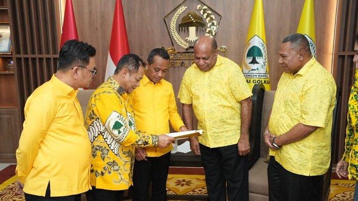 Pasangan Mathius Derek Fakhiri dan Aryoko Rumaropen saat menerima surat B1KWK dari Partai Golkar.