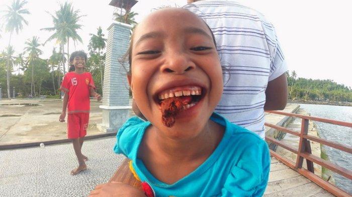 Proses mengunyah pinang oleh masyarakat Papua