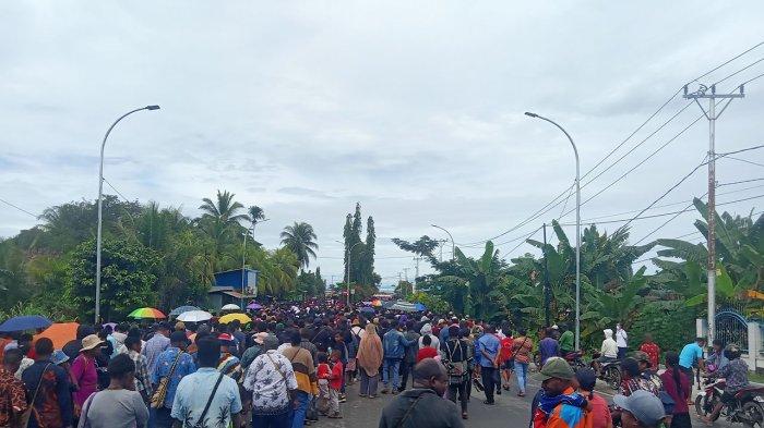 Suasana Jalan Salib Umat KSK Nabire