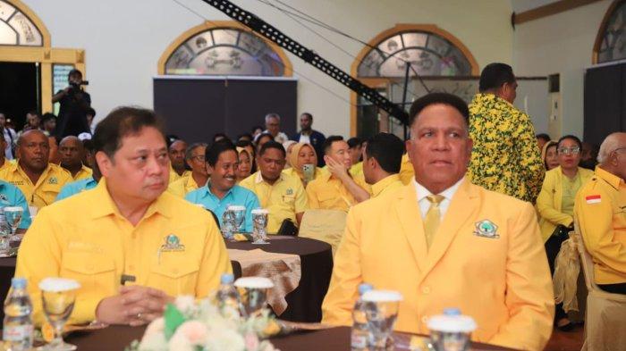Paulus Waterpauw bersama Ketua Umum Partai Golkar Airlangga Sutartor dalam satu kesempatan.
