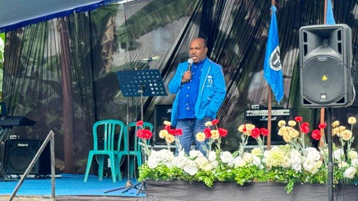 Dalam rangka memperingati Hari Ulang Tahun ke-51 Komite Nasional Pemuda Indonesia (KNPI) Mimika, Maximus Tipagau, Ketua Dewan Penasehat KNPI, hadir di tengah-tengah para pemuda dan masyarakat yang berkumpul merayakan momen bersejarah tersebut.