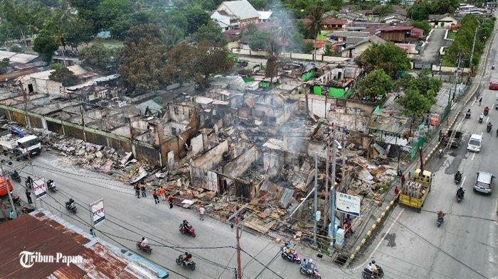 Tampak puing-puing bangunan yang dibakar oleh oknum massa pengantar jenazah Lukas Enembe di wilayah Wana, Kota Jayapura, Papua, Jumat (29/12/2023).