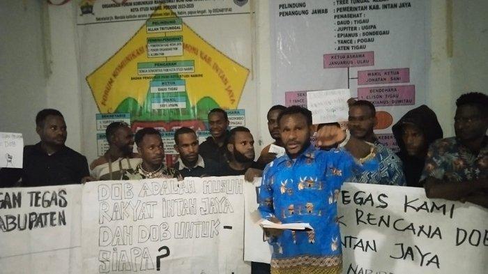 TOLAK DOB: FKMI Kota studi Nabire, dengan tegas menolak rencana pemekaran Daerah Otonomi Baru (DOB) di Kabupaten Intan Jaya, Provinsi Papua Tengah. Foto: Dok FKMI Kota Studi Nabire.