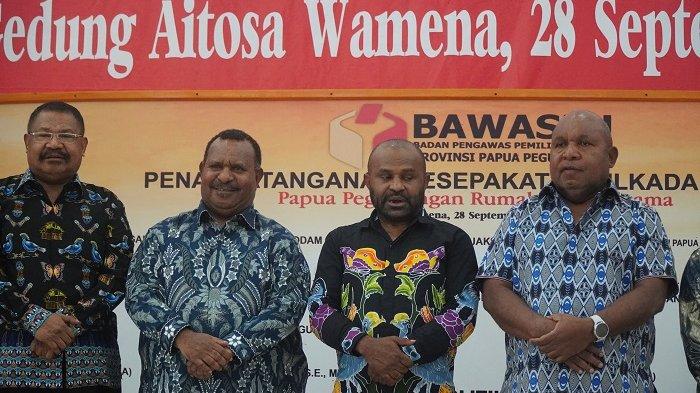 Ketua Bawaslu Provinsi Papua Fredy Wamu foto bersamaPaslon Gubernur dan Wagub Papua Pegunungan, Jhon Tabo-Befa Yigibalom  saat peluncuran Indeks Kerawanan Pemilu (IKP), Sabtu pekan kemarin.