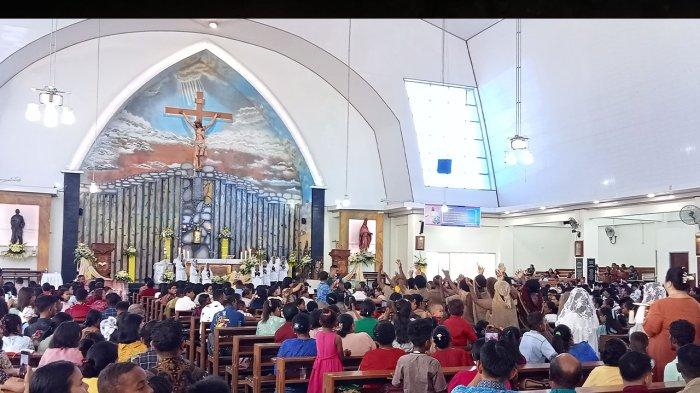PASKAH - Foto dokumen perayaan Paskah di Gereja Katolik St Stefanus Sempan Timika, Minggu (31/3/2024).