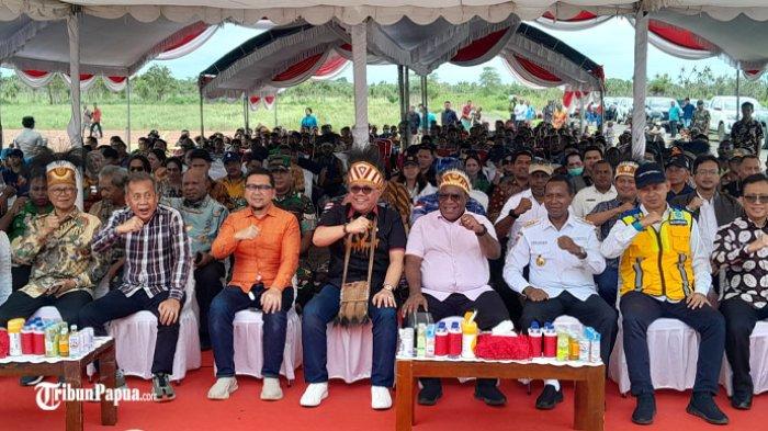Ketua Komisi II Dewan Perwakilan Rakyat Republik Indonesia (DPR RI), Ahmad Doli Kurnia Tanjung, bersama Wakil Menteri Dalam Negeri (Wamendagri) Jhon Wempi Wetipo, melakukan kunjungan kerja ke lokasi pusat Pemerintahan Provinsi Papua Selatan di Kampung Salor, Kabupaten Merauke, Papua Selatan, Kamis (30/5/2024).