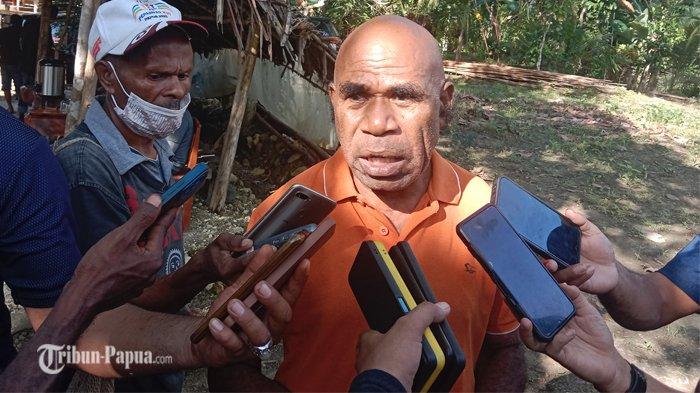 Pendiri Isyo Hill's Bird Watching dan Sekolah Alam Yombe Yawadatum, Alex Waisimon saat di wawancara di Kampung Rhepang Muaif, Distrik Nimbokrang, Kabupaten Jayapura dalam kunjungan wisata Pemerintah Kabupaten Jayapura 'Pulkam'.