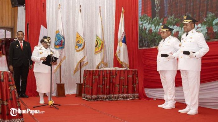 Ribka Haluk saat melantik Nenu Tabuni sebagai Pj Bupati Puncak, dan Marthen Ukago sebagai Pj  Bupati Dogiyai, di Aula Kantor Gubernur Papua Tengah.