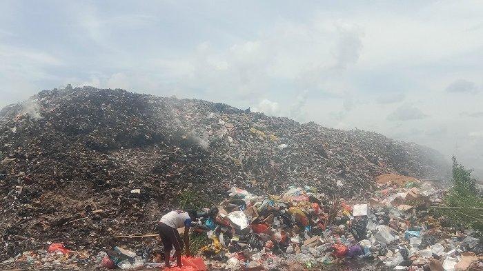 Nampak pemulung yang sedang memungut sampah di TPS Doyo Lama Distrik Waibhu Kabupaten Jayapura. FOTO: PUTRI NURJANNAH KURITA