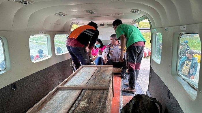 PROSES EVAKUASI; Warga sipil pekerja kayu olahan yang ditembak KKB di Kali Wabu, Intan Jaya, Papua Tengah, Sabtu lalu.