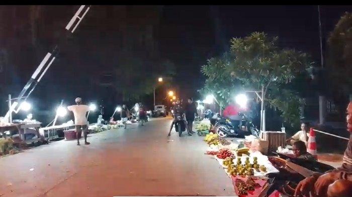 Tampak pedagang Pasar Youtefa yang berjualan di pinggir jalan