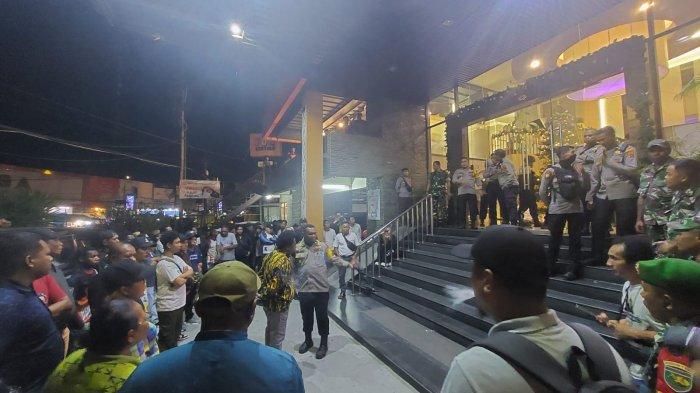 AKSI MASSA - Massa menggelar aksi protes di sebuah hotel kawasan Abepura, lokasi yang digunakan KPU Kota Jayapura menggelar rekapitulasi suara, Jumat subuh. Mereka mendesak PPD dan KPU mengembalikan suara hasil rekapitulasi pada 56 TPS di Jayapura Selatan.