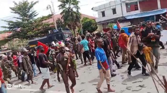 AKSI MASSA - Simpatisan dan anggota Komite Nasional Papua Barat (KNPB) di Kota Jayapura, Jumat (15/11), turun ke jalan untuk menolak program transmigrasi. Mereka khawatir transmigrasi yang dicanangkan Presiden Prabowo Subianto akan merusak tatanan kehidupan mereka.
