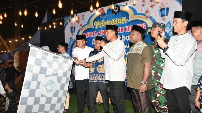 TAKBIRAN - Bupati Biak Numfor Markus Mansnembra dan Wakil Bupati Biak Numfor Jimmy C.R Kapissa saat memberikan sambutan pada Takbir Akbar Keliling Sambut Hari Raya Idul Fitri 1446H