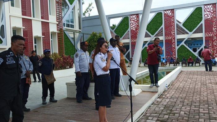 UNJUK RASA - Kepala Dinas Perhubungan Kabupaten Mimika, Jania Basir saat menemui massa di Halaman Kantor Dinas Perhubungan, Selasa (29/4/2025).