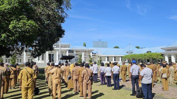KESEJAHTERAAN - Apel gabungan para ASN di lingkungan Pemkab Nabire, Provinsi Papua Tengah, Senin (4/11/2024). Pada kesempatan itu, Sekda Kabupaten Nabire, Piter Erari mengatakan, tahun 2025 Pemkab Nabire focus memperhatikan kesejahteraan ASN. 