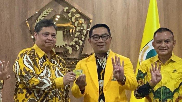 Ketua Umum Partai Golkar Airlangga Hartarto memberikan kartu tanda anggota (KTA) kepada Gubernur Jawa Barat Ridwan Kamil, di kantor DPP Partai Golkar, Slipi, Jakarta Barat, Rabu (18/1/2023).