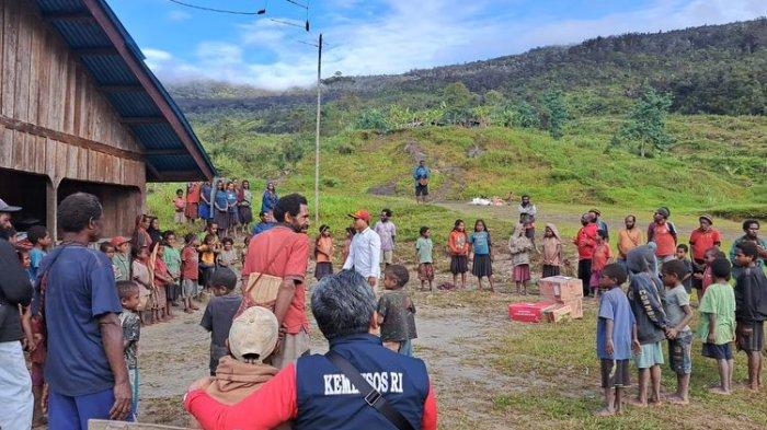 BANTUAN - Kementerian Sosial (Kemensos) menyalurkan bantuan bagi warga distrik Amuma, Panggema dan Anggruk, Kabupaten Yahukimo, Provinsi Papua Pegunungan yang tengah mengalami bencana kelaparan. (Dok. kementerian Sosial)