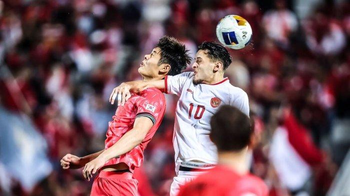 BEREBUT BOLA - Bek Indonesia, Justin Hubner, melakukan duel udara dengan penyerang Korea Selatan, Lee Young-jun, pada laga perempat final Piala Asia U-23 2024, Jumat (26/4/2024) WIB, di Stadion Abdullah bin Khalifa, Doha, Qatar. (AFC)