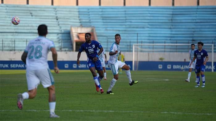 BEREBUT BOLA - PSIS Semarang menang 1-0, atas PSBS Biak pada laga pekan ketiga Liga 1 2024/2025 di Stadion H Moch Soebroto, Magelang, Jawa Tengah, Jumat (23/8/2024). PSBS Biak mengalami tiga kali kekalahan dan berada di posisi 17 klasemen sementara Liga 1. (Dok: Media Officer PSBS Biak)