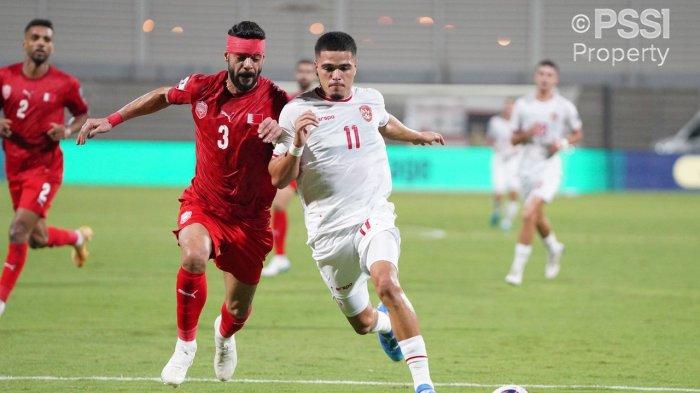BEREBUT BOLA - Penyerang Indonesia, Ragnar Oratmangoen, berduel untuk berebut bola dengan bek tengah Bahrain, Waleed al-Hayam, pada laga kualifikasi Piala Dunia 2026, Kamis (10/10/2024), di Stadion Nasional Bahrain, Riffa. Kedua tim bermain imbang 2-2. PSSI