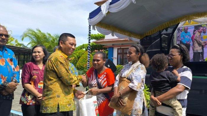 Pj Gubernur Papua Ramses Limbong saat menyerahkan paket bantuan kepada salah satu keluarga yang beresiko stunting