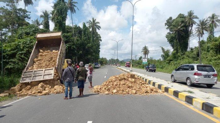 BLOKADE - Keluarga Merauje kembali memblokade jalan raya Holtekamp, Kota Jayapura, Sabtu (24/6/2023) siang. Ini terkait ganti rugi hak ulayat yang belum dibayarkan pemerintah.