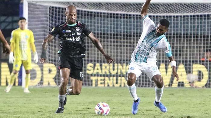 BRI LIGA 1 - Persib Bandung menghadapi tim promosi PSBS Biak pada laga perdana Liga 1 2024/2025 di Stadion Si Jalak Harupat, Bandung, Jawa Barat, Jumat (9/8/2024). Persib menang 4-1 di laga ini. (Dok. MO PSBS Biak)