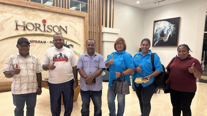 BUPATI INTAN JAYA - Foto bersama pengurus YPMAK dengan Bupati Intan Jaya terpilih Anner Maisini di salah satu hotel di Jayapura. Dok Humas YPMAK
