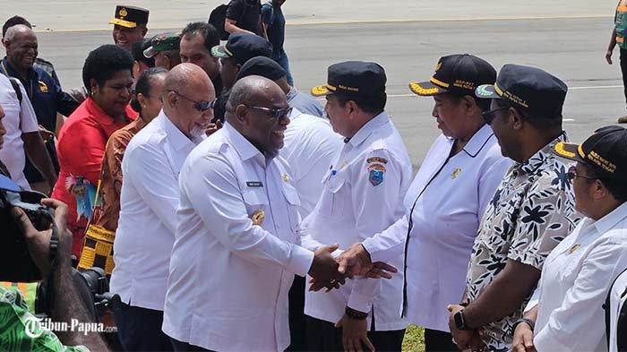DISAMBUT FORKOPIMDA - Gubernur Papua Tengah, Meki Nawipa dan Wakilnya, Deinas Geley tiba di Bandara Aturure Nabire, Rabu (5/3/2025) siang. Keduanya tiba di Nabire setelah mengikuti retreat di Magelang.