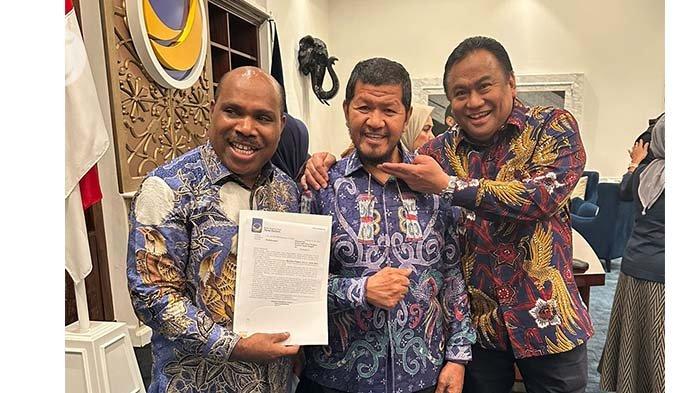 Bakal calon bupati Mimika, Maximus Tipagau (kiri) menerima surat rekomendasi dari Ketua Korwil Tanah Papua Partai Nasdem, Roberth Rouw (tengah) di Tower Partai Nasdem, Jakarta, Kamis (6/6/2024).