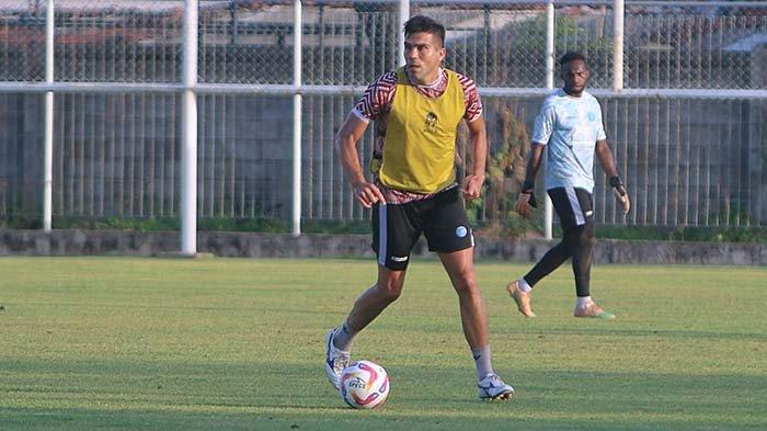 LATIHAN - Bek PSBS Biak Fabiano Beltrame yang pernah bergabung dengan Persija musim 2011/14. Laga PSBS menghadapi Persija akan tersaji di Stadion Kapten I Wayan Dipta, Gianyar, Bali, Kamis (12/9/2024). dok. Media Officer PSBS Biak