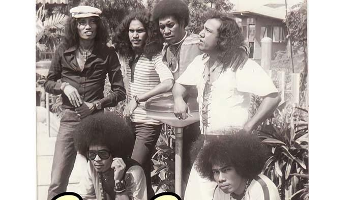 Black Brothers (berdiri dari kiri ke kanan: Yochie Pattipeluhu, Benny Bethany, Stevie Mambor, Hengky M.S. Duduk kiri ke kanan: David Rimagesang a.k.a Dullah Yunus & Amri Kahar)