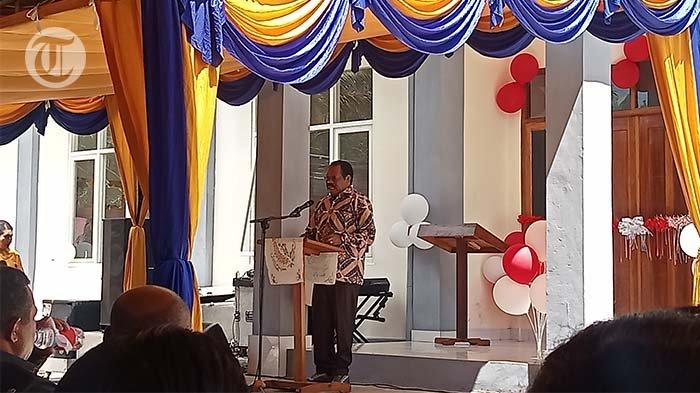 Bupati Nabire Mesak Magai menyampaikan sambutan dalam acara peresmian Asrama Mahasiswa Nabire di Padang Bulan Jayapura, Papua, Sabtu (13/7/2024).