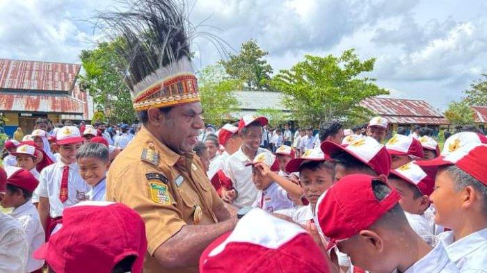 Bupati Keerom, Piter Gusbager saat menyambangi para guru TK di TK Raudhatul Jannah, Yayasan Pendidikan Islam (Yapis), Jalan Silas Papare, Kampung Wulukubun, Arso XIV, Distrik Skanto.
