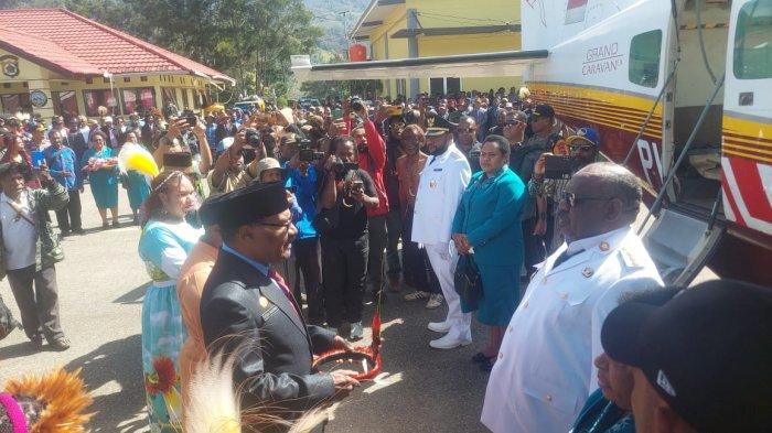 BUPATI LANNY JAYA : Suasana penjemputan Bupati dan Wakil Bupati Lanny Jaya Aletinus Yogibalom dan Fredy Ginia Tabuni, di Bandara Tiom, Jumat, (07/03/2025). Masyarakat melakukan dansa wisisi di bandara sambil mengarak dua pejabat itu ke Hotel Nawi Abua Tiom sebelum melanjutkan pada acara makan bersama bakar batu.
